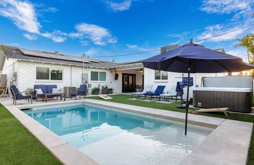 South Scottsdale House | 2 Masters | 4King Beds | 3 Showers | Pool & Hottub