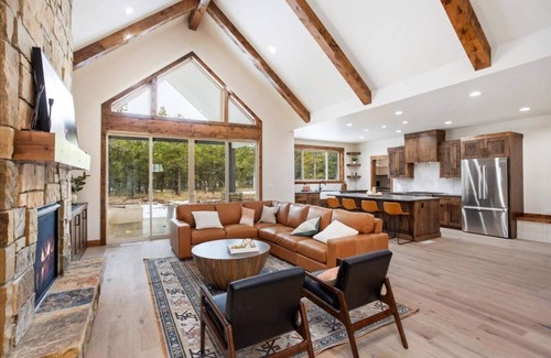 Donnelly Cabin | 2 Masters/Hot Tub/Minutes To Lake/Tamarack/FirePit