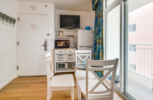 Crescent Beach Apartment | 2 Mi to Barefoot Landing: Beachfront Resort Studio