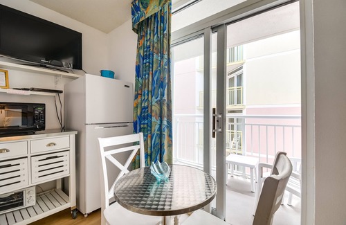 Crescent Beach Apartment | 2 Mi to Barefoot Landing: Beachfront Resort Studio