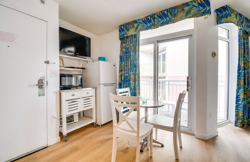 Crescent Beach Apartment | 2 Mi to Barefoot Landing: Beachfront Resort Studio