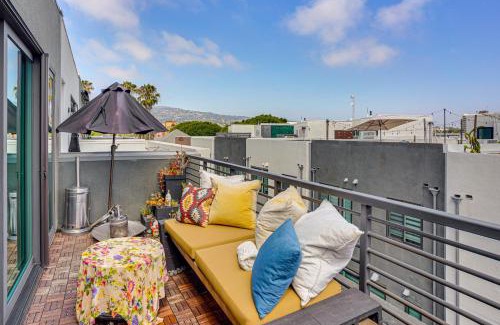 Central San Pedro House | 2 Mi to Beach Luxe LA-Area Townhome with Balcony