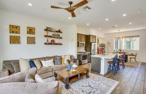 Central San Pedro House | 2 Mi to Beach Luxe LA-Area Townhome with Balcony