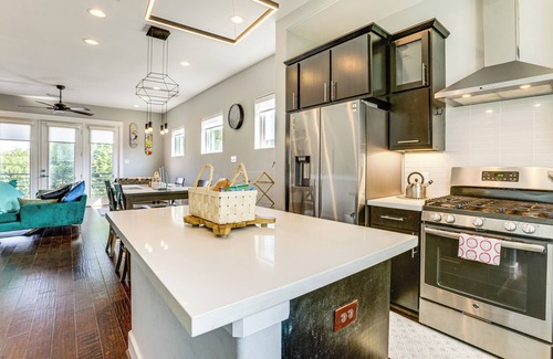 Northside House | 2 Mi to Dtwn: Modern Houston Home w/Private Patio