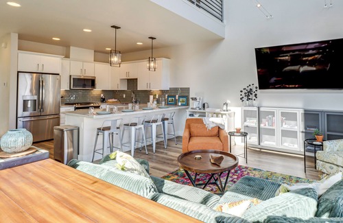 Old Southwest House | < 2 Mi to Dtwn Reno: Luxe MidTown Gem w/Patio