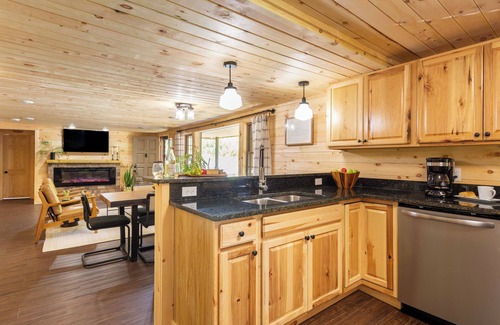 Gatlinburg House | 2 Mi to Dtwn: Spacious Gatlinburg Home w/Hot Tub!