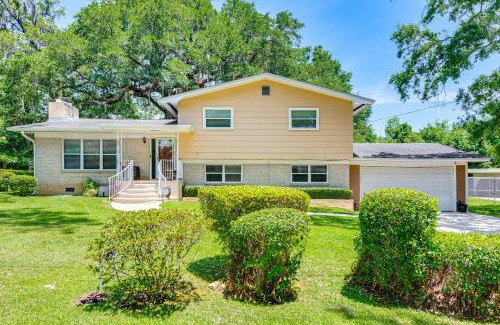 Tallahassee House | 2 Mi to FSU and FAMU Home with Spacious Deck!