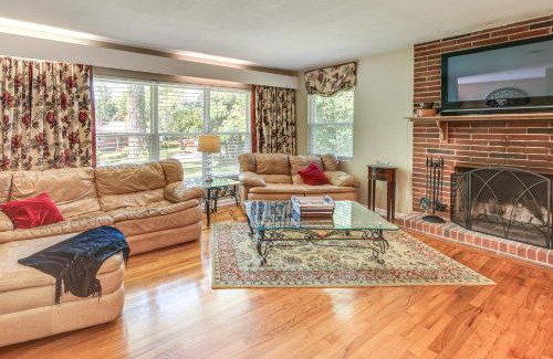 Tallahassee House | 2 Mi to FSU and FAMU Home with Spacious Deck!
