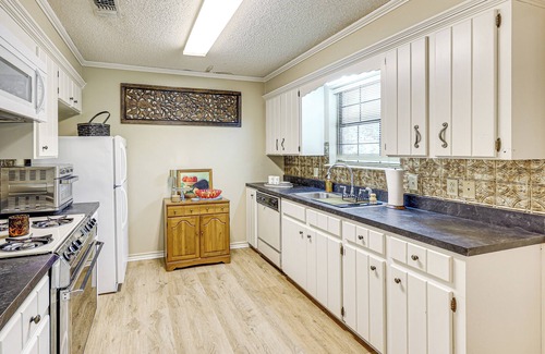 Redlick House | 2 Mi to Hospital: Texarkana Family Home w/Yard!