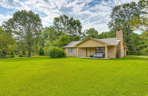 Redlick House | 2 Mi to Hospital Texarkana Family Home with Yard!