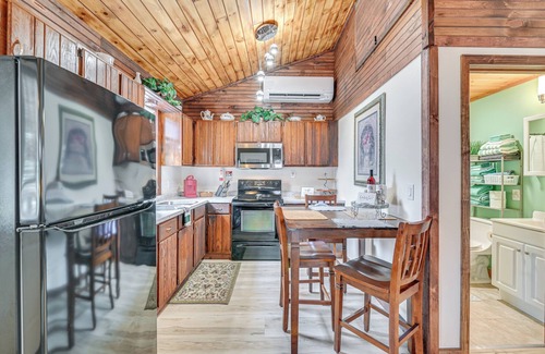 Peru Cabin | 2 Mi to Lake Champlain: Cabin w/River Access!