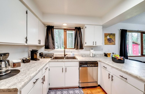 Mendenhall Valley House | 2 Mi to Mendenhall Glacier: Forest-View Sanctuary!