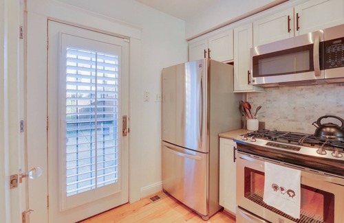 Le Droit Park House | 2 Mi to National Mall: Stunning Townhome w/Patio!