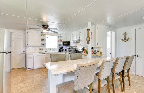Surfside Beach Cottage | 2 Mi to Public Beach: Pet-friendly Freeport Home!