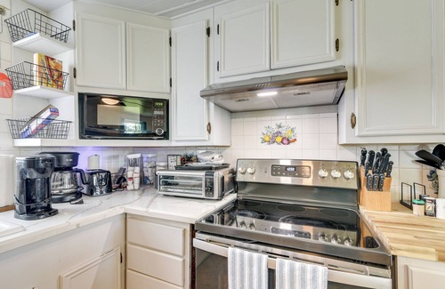 Surfside Beach Cottage | 2 Mi to Public Beach: Pet-friendly Freeport Home!