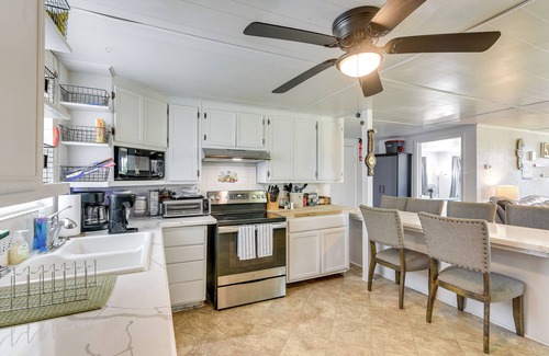 Surfside Beach Cottage | 2 Mi to Public Beach: Pet-friendly Freeport Home!