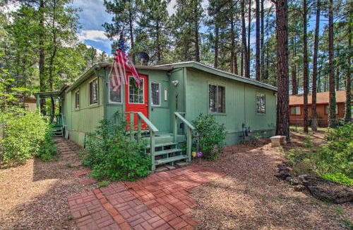 Pinetop-Lakeside House | 2 Mi to Rainbow Lake Woodsy Retreat with Deck!