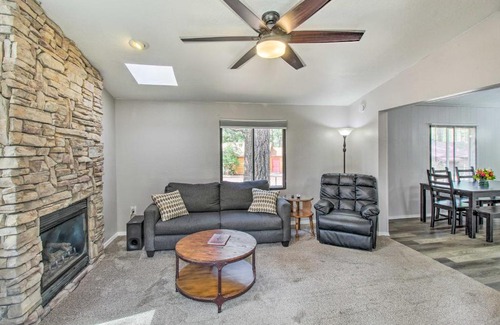 Pinetop-Lakeside House | 2 Mi to Rainbow Lake Woodsy Retreat with Deck!