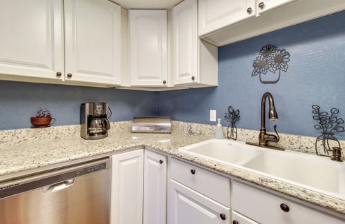 Pinetop-Lakeside House | 2 Mi to Rainbow Lake: Home w/Furnished Deck!