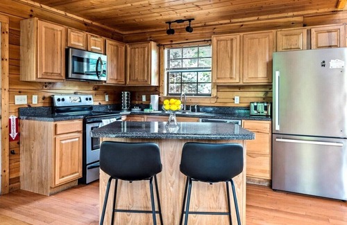 Sevierville Cabin | 2 miles from Dollywood - Hot Tub - Resort Pool & Pet-friendly