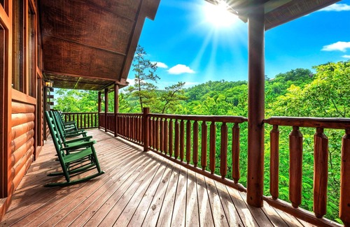 Sevierville Cabin | 2 miles from Dollywood - Hot Tub - Resort Pool & Pet-friendly