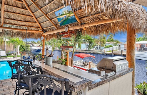 Garden Isles House | 2 miles from the beach! Heated pool/Hot tub/free kayaks & so much moren