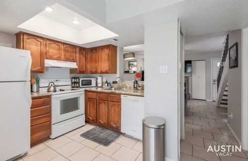 South Lamar Apartment | 2 Miles to DT | Updated Pet-Friendly Home for Four