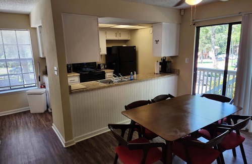 Tallahassee House | 2 miles to FSU-Twin King Master Beds-Pool!