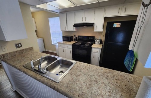 Tallahassee House | 2 miles to FSU-Twin King Master Beds-Pool!