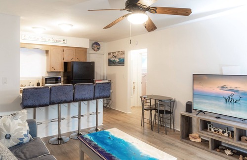 North Beach House | 2 min walk to Hollywood Beach w/King Bed-Pk incl