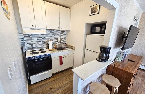 Old Orchard Beach Condo | 2 min walk to the beach. Pet friendly condo
