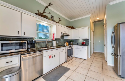 East End House | 2 minute walk to beach! 3br, 2 Bath. Dog Friendly!