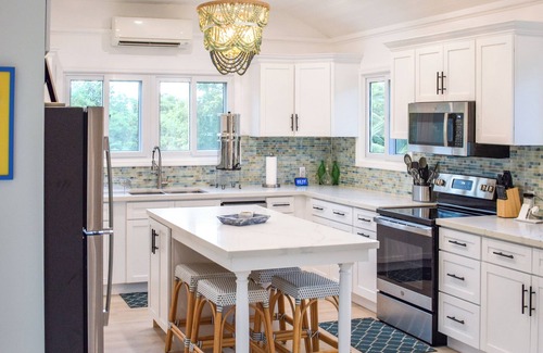Green Turtle Cay House | 2 minute walk to Green Turtle Club/Marina. 2br, 2.5 Ba! Fully renovated 2023!