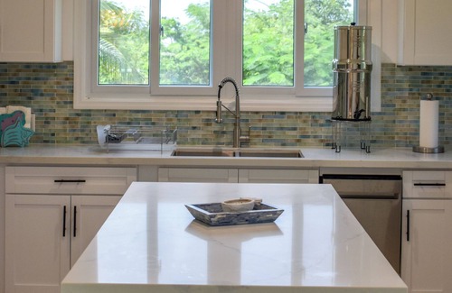 Green Turtle Cay House | 2 minute walk to Green Turtle Club/Marina. 2br, 2.5 Ba! Fully renovated 2023!
