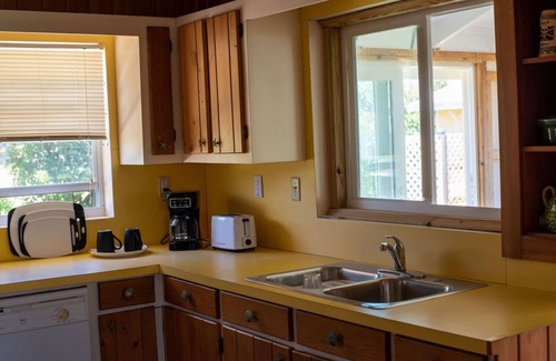 Man O War Cay House | 2 Minute walk to a stunning beach on the Atlantic ocean