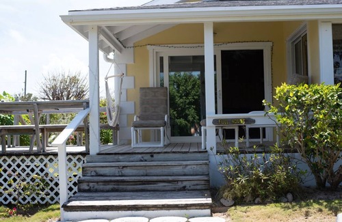 Man O War Cay House | 2 Minute walk to a stunning beach on the Atlantic ocean
