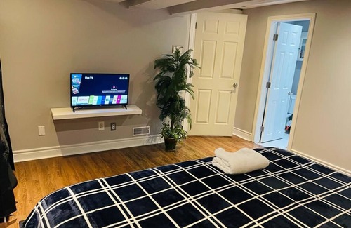 Westminster Apartment | 2 minutes to the mall, home away from home, cool neighborhood parks, restaurant.