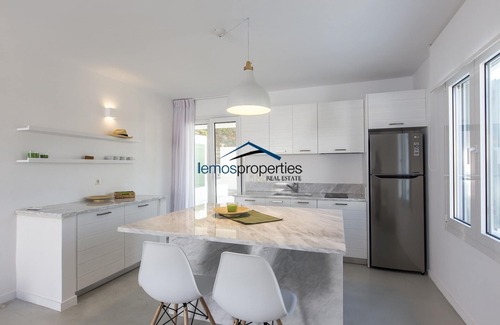 Koundouros House | 2 modern houses with 4 bedrooms, a swimming pool and a sea view