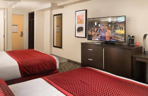 Gateway District House | 2 Modern Units in “Entertainment Capital of the World!” Pools, Casino, Shopping