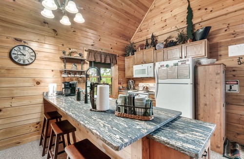 Sevierville Cabin | 2 Mstr Bdrm suites✅Fast WiFi✅Mtn Views/Hot Tub*Arcade-Game Room*Resort Pool