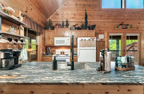 Sevierville Cabin | 2 Mstr Bdrm suites✅Fast WiFi✅Mtn Views/Hot Tub*Arcade-Game Room*Resort Pool