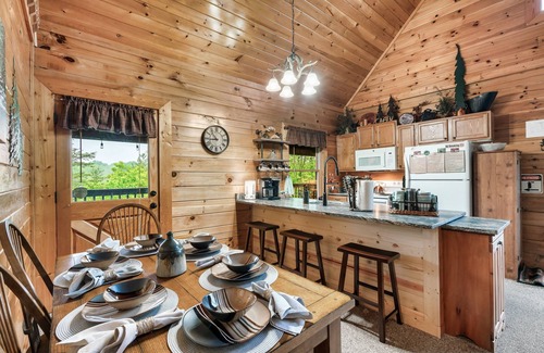 Sevierville Cabin | 2 Mstr Bdrm suites✅Fast WiFi✅Mtn Views/Hot Tub*Arcade-Game Room*Resort Pool
