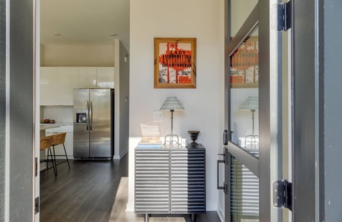Talbot's Corner House | 2 New Townhomes w/Balcony, Mins to Broadway, Sleeps 16 | 98 Degrees & The Stage