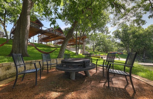 Center Point Cabin | #2 of 4 Treetop River Cabin: 6 guests +Kayaks+ Fishing+ Fire pits+ hammocks