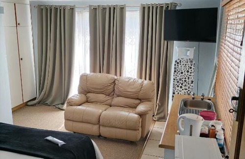 Selborne House | 2 on Haig Accommodation, Selbourne, East London