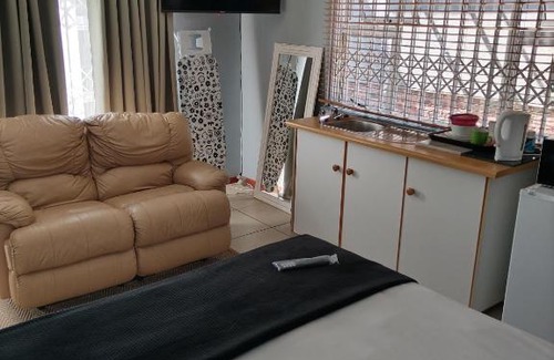 Selborne House | 2 on Haig Accommodation, Selbourne, East London