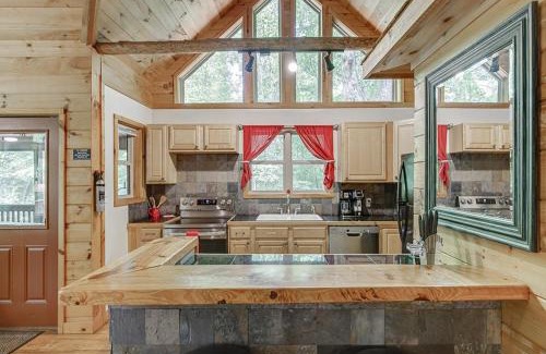 Helen House | 2 Person Jacuzzi Spa w Creekside Firepit
