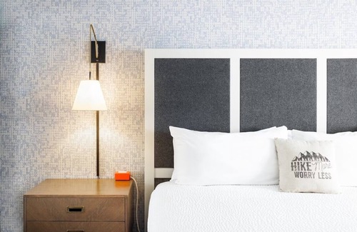 Steamboat Springs Hotel | 2 Pet-Friendly Retreats with Heated Pool, Near Steamboat Ski Resort - Parking