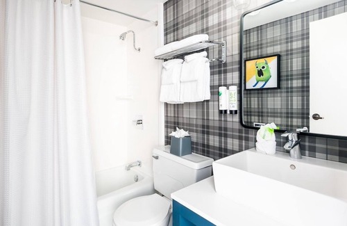 Steamboat Springs Hotel | 2 Pet-Friendly Retreats with Heated Pool, Near Steamboat Ski Resort - Parking