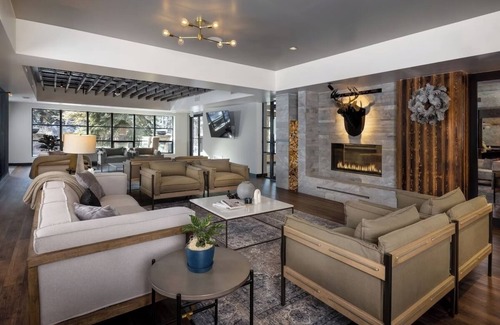 Vail Hotel | 2 Pet-Friendly Suites Steps from Slopes Fun & Cozy Gas Fireplaces - Parking!